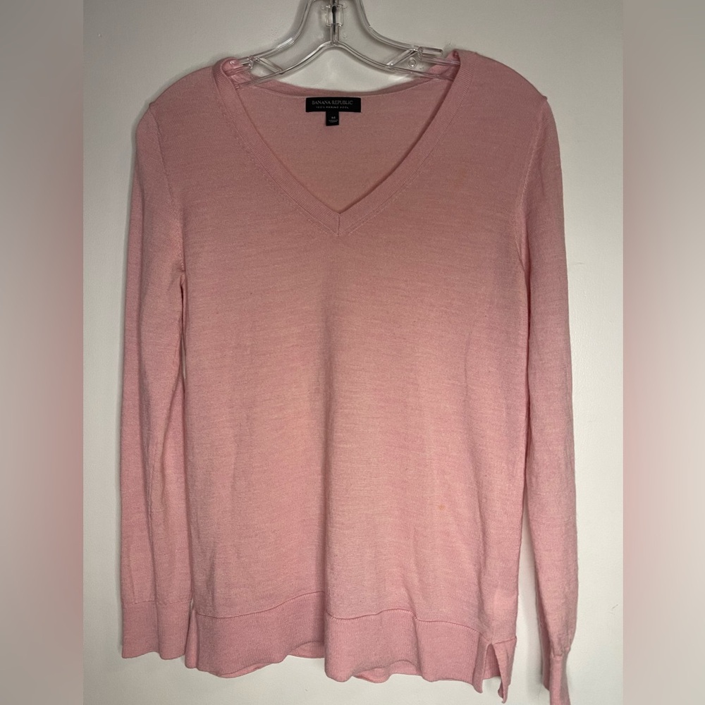 Banana Republic l  100% Merino Wool l Pink V-Neck Sweater l Size M